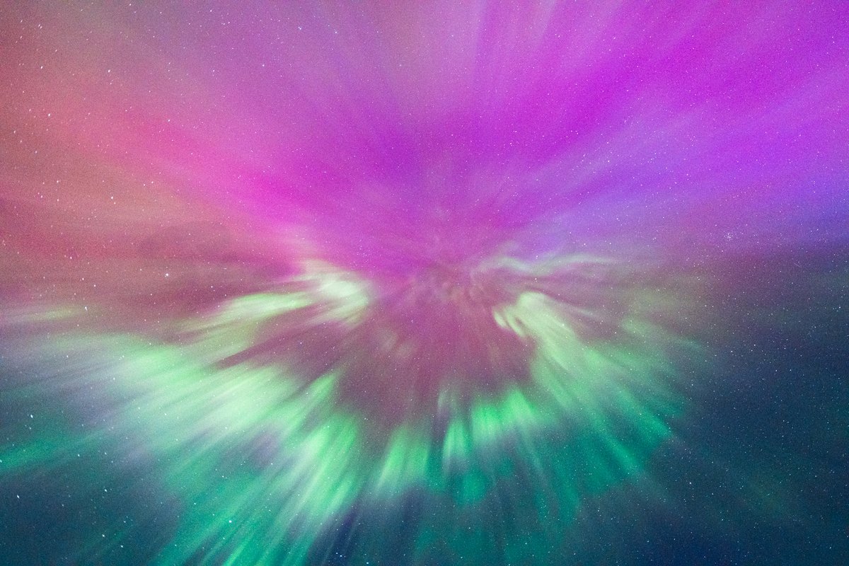 sdantwx's tweet photo. Despite some similarities, aurora in the mid latitudes is vastly different to me even at its strongest than average aurora at high lats. Coronas show this most strongly - slower motion and weaker structure but more pulsing and big colors. Not sure why but it's interesting 🤷‍♀️ https://t.co/a2eh3BI6Vz