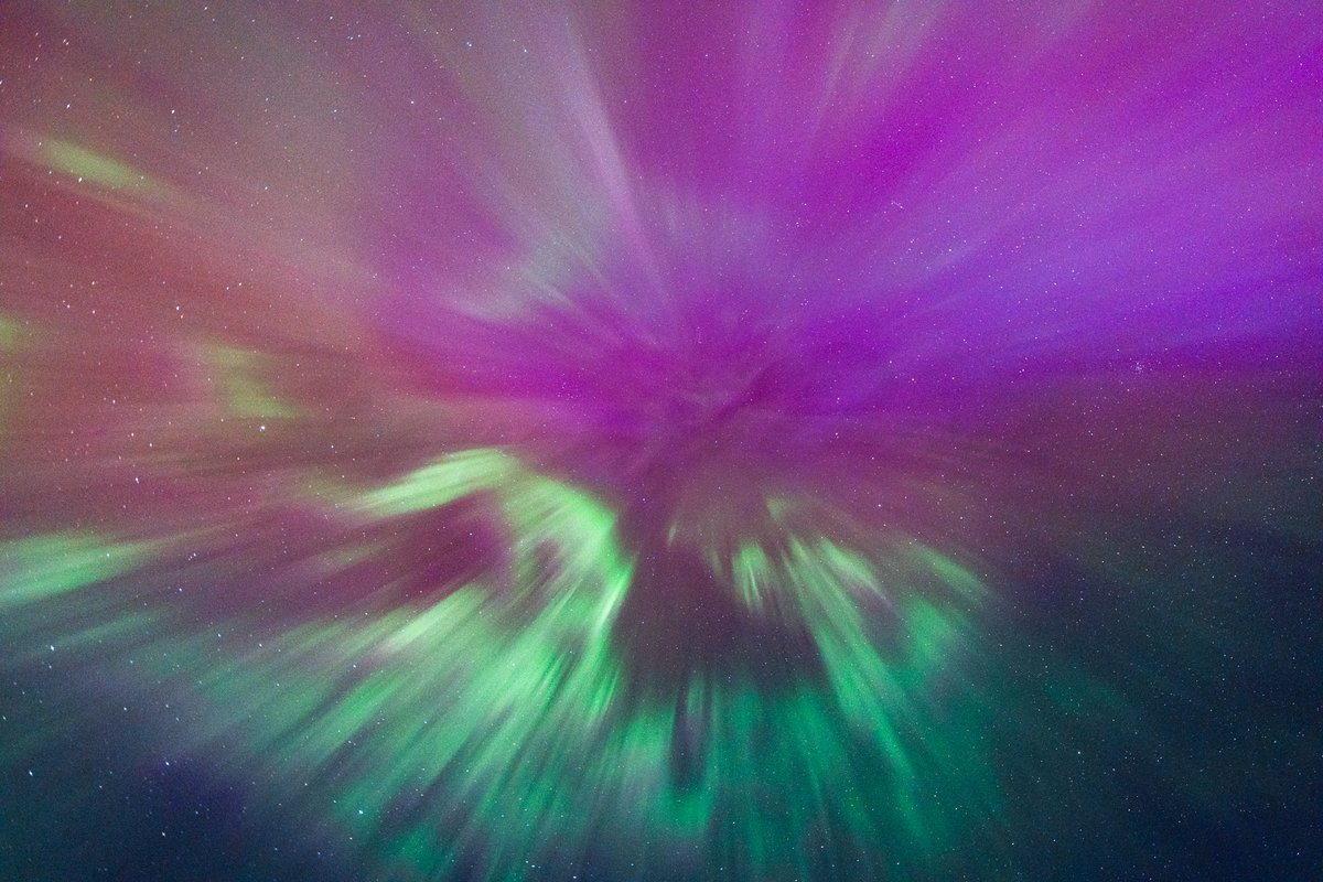 sdantwx's tweet photo. Despite some similarities, aurora in the mid latitudes is vastly different to me even at its strongest than average aurora at high lats. Coronas show this most strongly - slower motion and weaker structure but more pulsing and big colors. Not sure why but it's interesting 🤷‍♀️ https://t.co/a2eh3BI6Vz