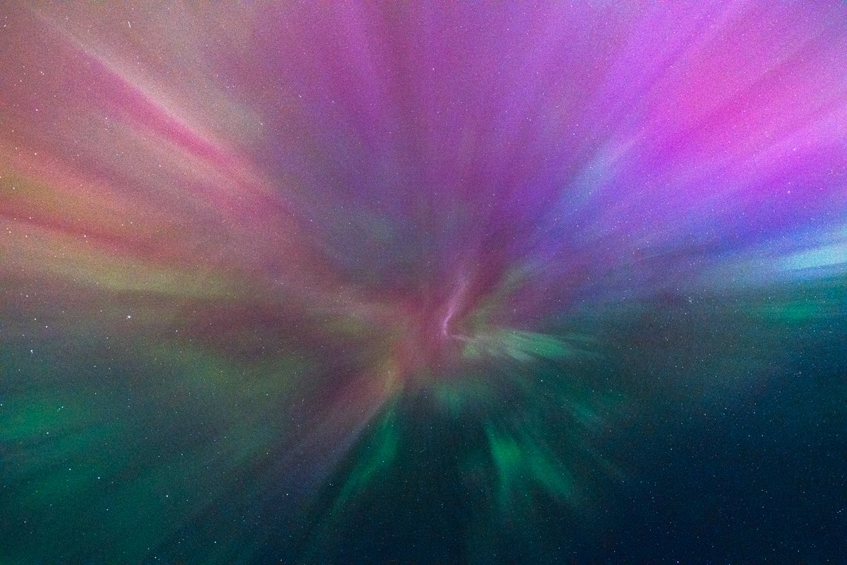 sdantwx's tweet photo. Despite some similarities, aurora in the mid latitudes is vastly different to me even at its strongest than average aurora at high lats. Coronas show this most strongly - slower motion and weaker structure but more pulsing and big colors. Not sure why but it's interesting 🤷‍♀️ https://t.co/a2eh3BI6Vz