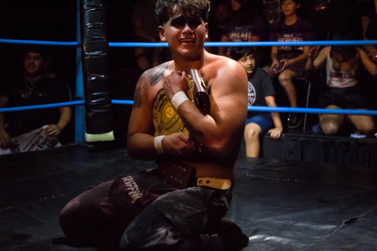 NuevaEraArg's tweet photo. Tras varios meses, Ricky Rocca y @teogriffinpw finalmente chocaron por el Campeonato Máximo. Una lucha llena de emoción e intervenciones, donde un error de los compañeros de Rocca llevó a la victoria a Teo, quién se coronó y festejó con el público presente 👱🏻‍♀️

📸: @tute_alvarez. https://t.co/nucTWMXUMr