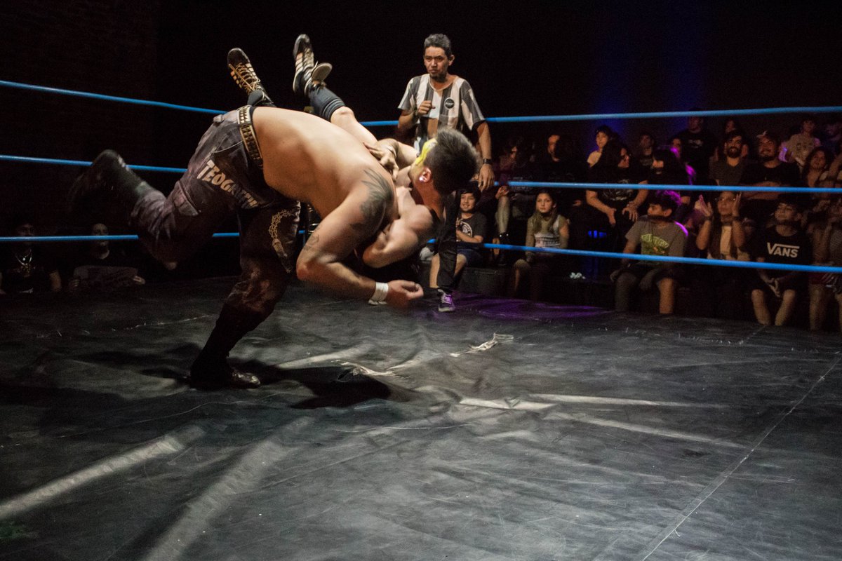 NuevaEraArg's tweet photo. Tras varios meses, Ricky Rocca y @teogriffinpw finalmente chocaron por el Campeonato Máximo. Una lucha llena de emoción e intervenciones, donde un error de los compañeros de Rocca llevó a la victoria a Teo, quién se coronó y festejó con el público presente 👱🏻‍♀️

📸: @tute_alvarez. https://t.co/nucTWMXUMr