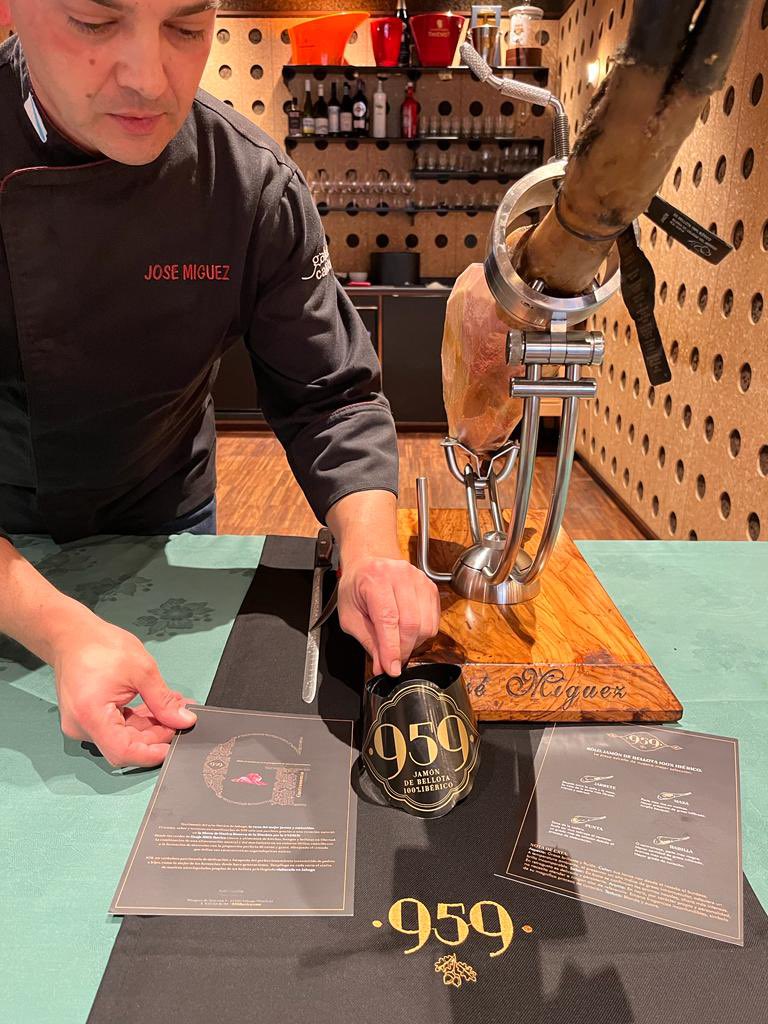 labodeguillascq's tweet photo. Temos de todo! ☺️

🍇 Viños +  🥩xamón de bellota 100% ibérico D.O.P. Jabugo + 🧀 queixos zamoranos de leite cru de ovella 🐑, sobre a mesa 😉

#1SalonDeSaboresBodeguilla https://t.co/cm0HAazyE5