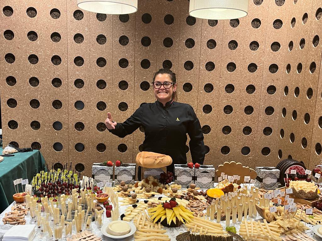 labodeguillascq's tweet photo. Temos de todo! ☺️

🍇 Viños +  🥩xamón de bellota 100% ibérico D.O.P. Jabugo + 🧀 queixos zamoranos de leite cru de ovella 🐑, sobre a mesa 😉

#1SalonDeSaboresBodeguilla https://t.co/cm0HAazyE5