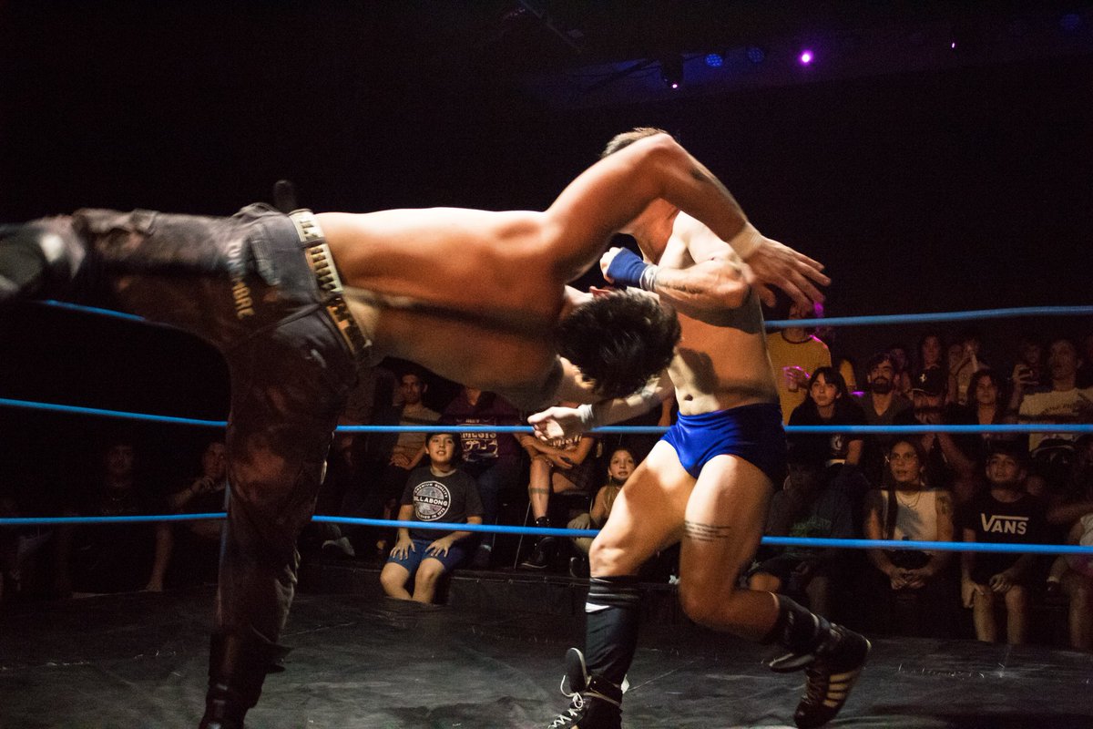 NuevaEraArg's tweet photo. Tras varios meses, Ricky Rocca y @teogriffinpw finalmente chocaron por el Campeonato Máximo. Una lucha llena de emoción e intervenciones, donde un error de los compañeros de Rocca llevó a la victoria a Teo, quién se coronó y festejó con el público presente 👱🏻‍♀️

📸: @tute_alvarez. https://t.co/nucTWMXUMr