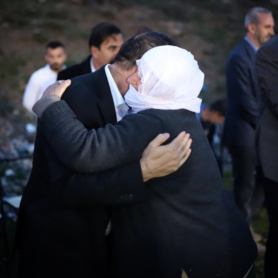 Sarılmak, gülümsemek. Sevgi, şefkat, mutluluk işte budur. Anne şefkati ile kucaklanmak…