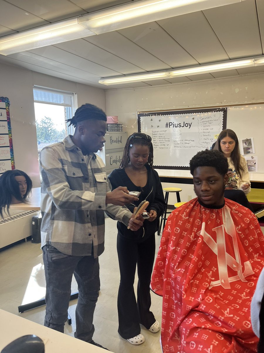 LesleySalvatore's tweet image. Thank you so much Eroll the Barber for your time, patience and skills.  This @StPiusXOCSB Alumni is a natural teacher- let’s hire him @NedaBernabo and @seankellyottawa ocsbDL #piusonpoint  #RepresentationMatters