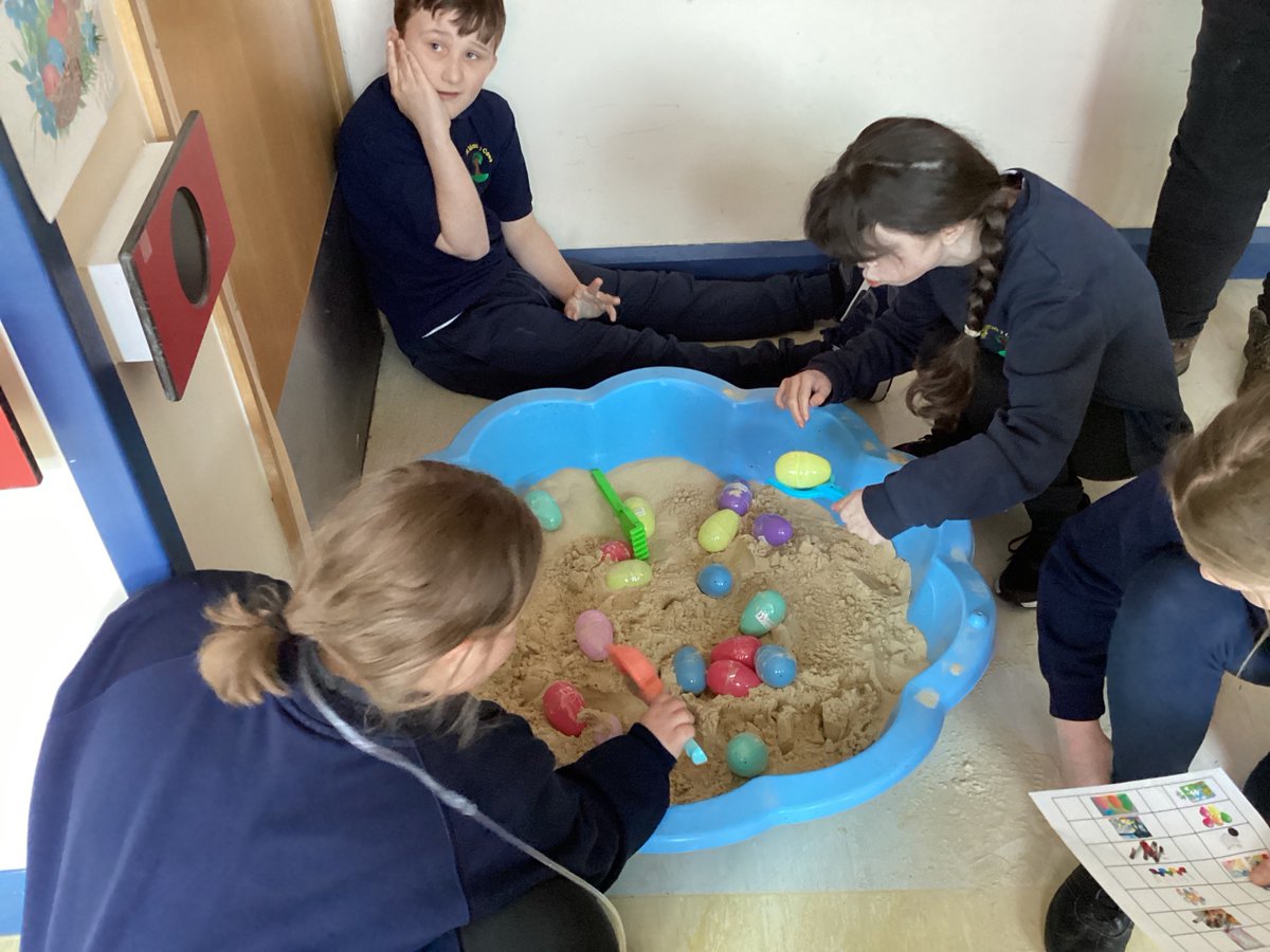 ysgolmaesycoed's tweet photo. @ysgolmaesycoed Fun at the Spring Trail! #GrowingTogether #LearningTogether #SpringTrail #FamilyEngagement https://t.co/19uMmJ3D3T