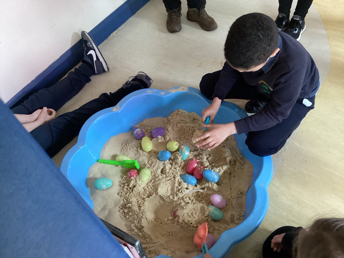 ysgolmaesycoed's tweet photo. @ysgolmaesycoed Fun at the Spring Trail! #GrowingTogether #LearningTogether #SpringTrail #FamilyEngagement https://t.co/19uMmJ3D3T