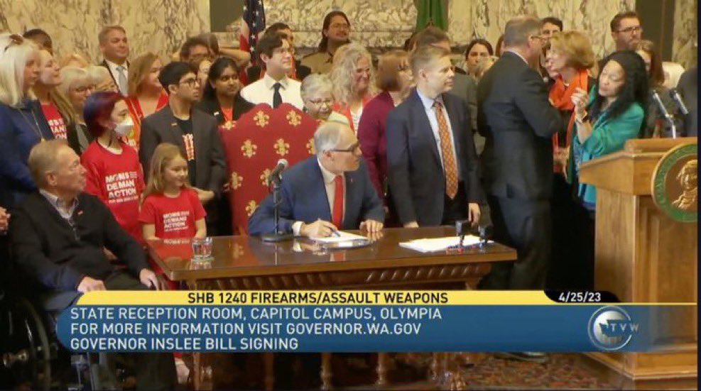 THEY DID IT!!! @GovInslee just signed a historic package of gun safety bills into law banning assault weapons, holding the gun industry accountable, requiring waiting periods and promoting secure storage — surrounded by the Washington @MomsDemand and @StudentsDemand volunteers 💪