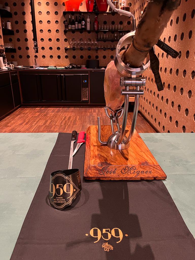 labodeguillascq's tweet photo. #1SalonDeSaboresBodeguilla Estamos a aprender -e moito-, sobre características das distintas denominacións, corte de xamón e de queixos e moitas outras curiosidades! https://t.co/rDWcoZqCqH