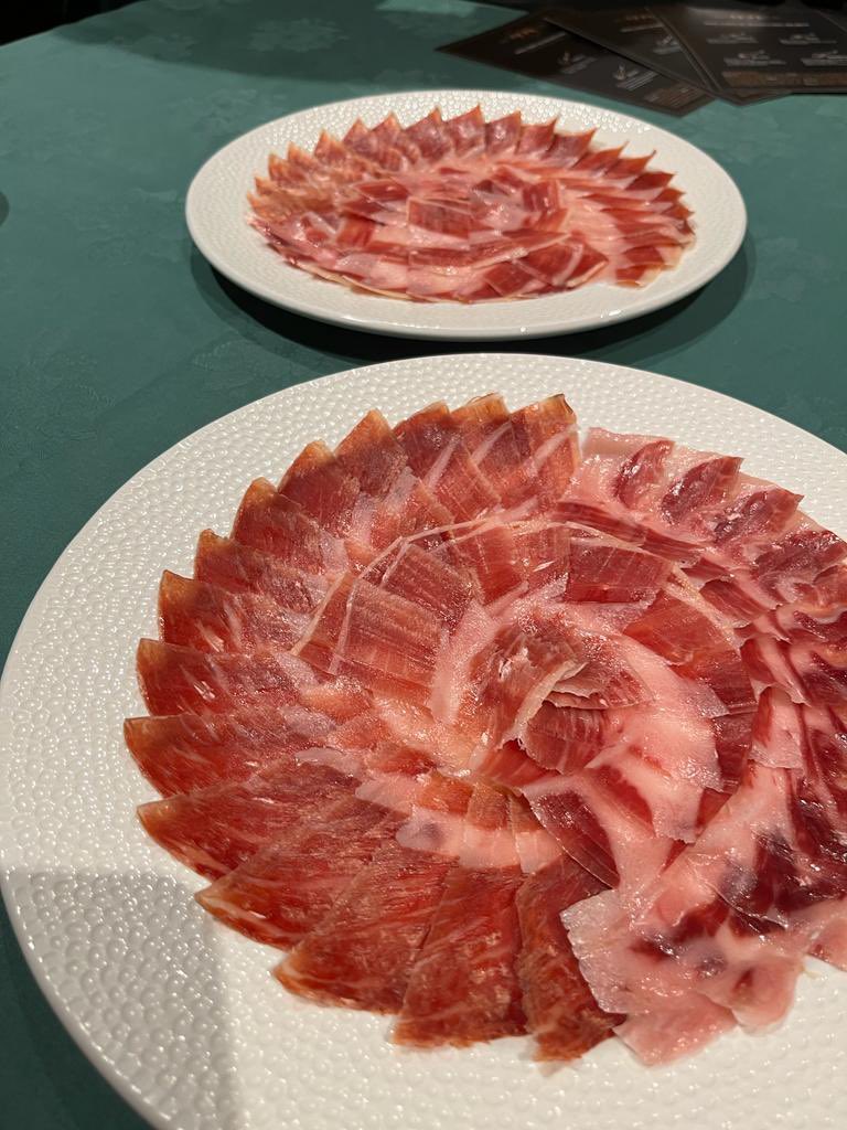 labodeguillascq's tweet photo. #1SalonDeSaboresBodeguilla Estamos a aprender -e moito-, sobre características das distintas denominacións, corte de xamón e de queixos e moitas outras curiosidades! https://t.co/rDWcoZqCqH