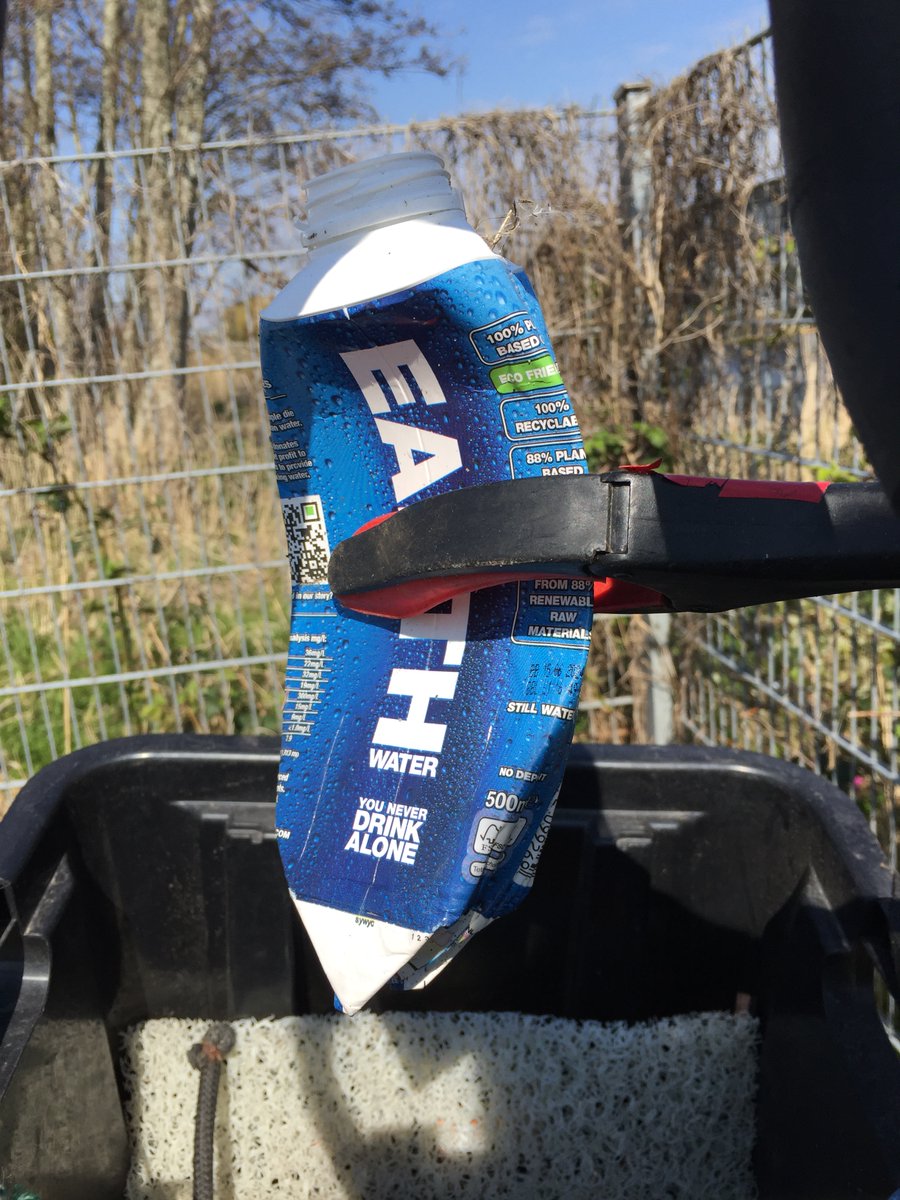 fredsteenbergen's tweet image. Nog even wat geraapt zwerfafval vastleggen in #OpenLitterMap.
 &apos;wat is het raarste object dat je ooit vond&apos; is een veel gestelde vraag.
Nou, raar (uniek) is hij misschien niet, maar alleszeggend wel.
&quot;Earth&quot;, water(!) in een #statiegeld-vrije mix van karton en plastic.
#pakzooi