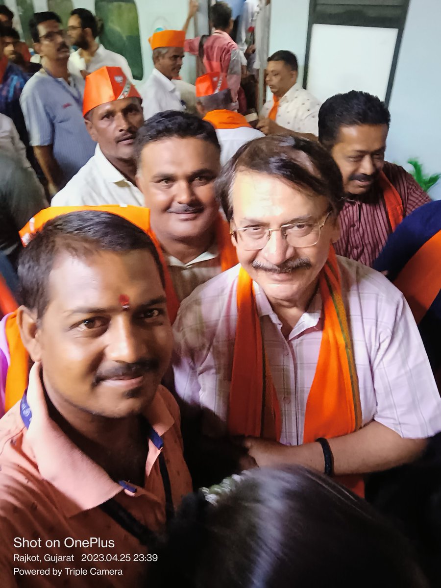 SenthilKk5's tweet photo. STS 10th Batch Rajkot Railway junction @narendramodi @STSangamam @joshipurakamles https://t.co/u1JaAFz0JD