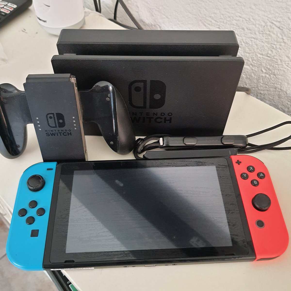 VikyTiky's tweet photo. Nintendo Switch Con Mario Kart 8 Deluxe (usado) $4500

Incluye:
- consola con cargador
- control 
- juego Mario Kart 8
-memoria 128 gb
- caja

Entrega  en punto medio https://t.co/AaUpCPz2nd