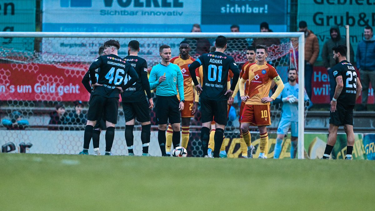 KarlsruherSC's tweet image. 75.|0:5| Gute Freistoßgelegenheit der türkischen Auswahl. Aber Kai #Eisele mit einer schönen Flugeinlage!

#KSCmeineHeimat