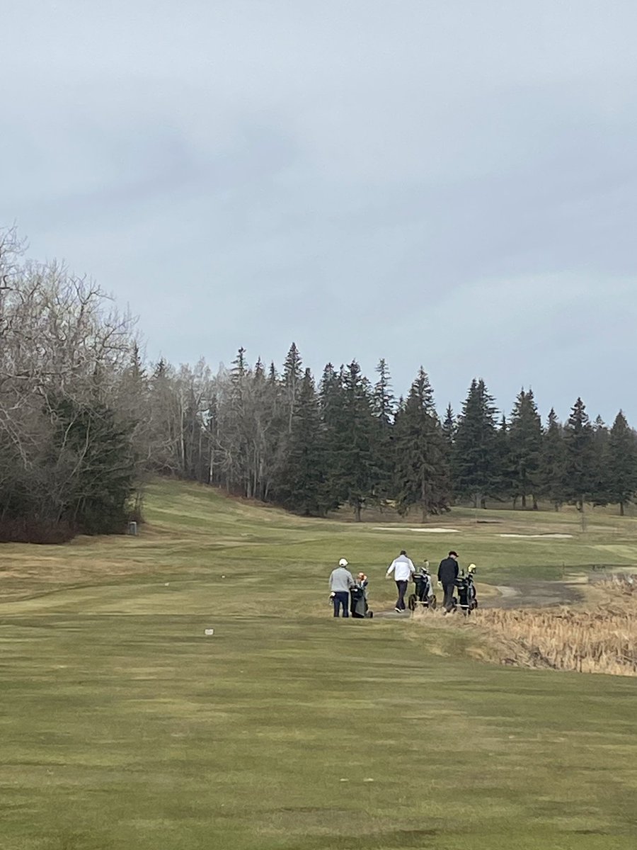 The first group of 2023 went out at 10am this morning! Weather is good, conditions are great, and the excitement is high. 

#2023seasonison #golf #glendaleyeg