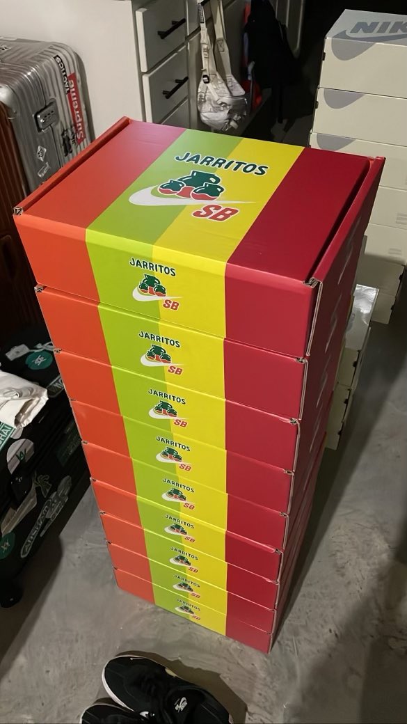 Jarritos's tweet photo. We had to bring something special of our own to the fiesta 🎉😎✨🍊🍍 https://t.co/0tt5ARCBH5