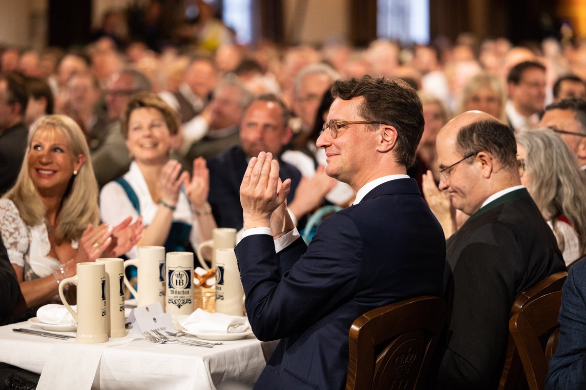 Zu Besuch beim #Maibockanstich: Bayerische Tradition und Bierkultur gepaart mit politischer Satire von Django Asül. Auch die Menschen in Bayern haben eine gute Portion Lebensfreude. Hat Spaß gemacht beim #Derblecken!