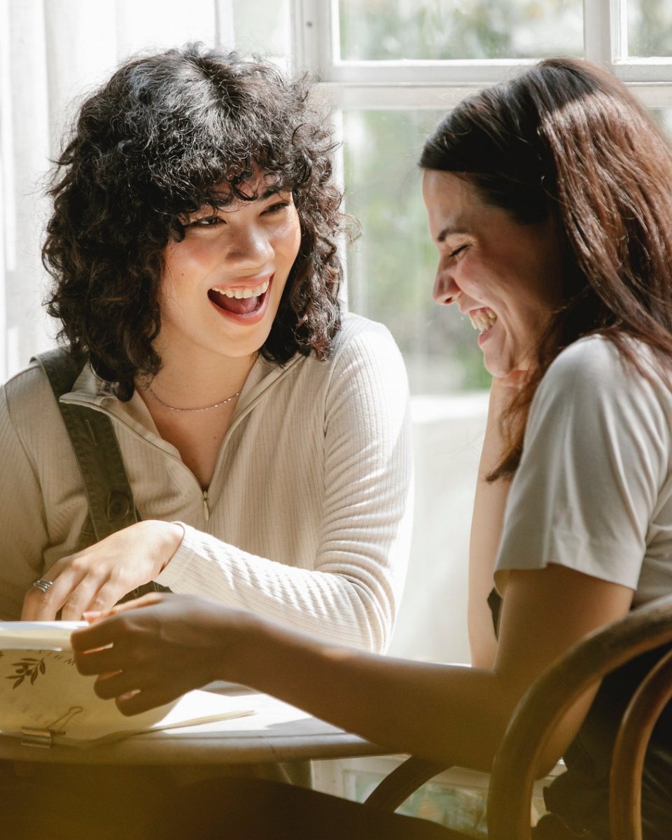 Not sure what goes inside an effective media kit (AKA a comprehensive document filled with relevant information about your brand, business, product, or service)? Keep reading. 👇

• Featured press
• Recent sponsors
• Accurate metrics and relevant data
• Social links