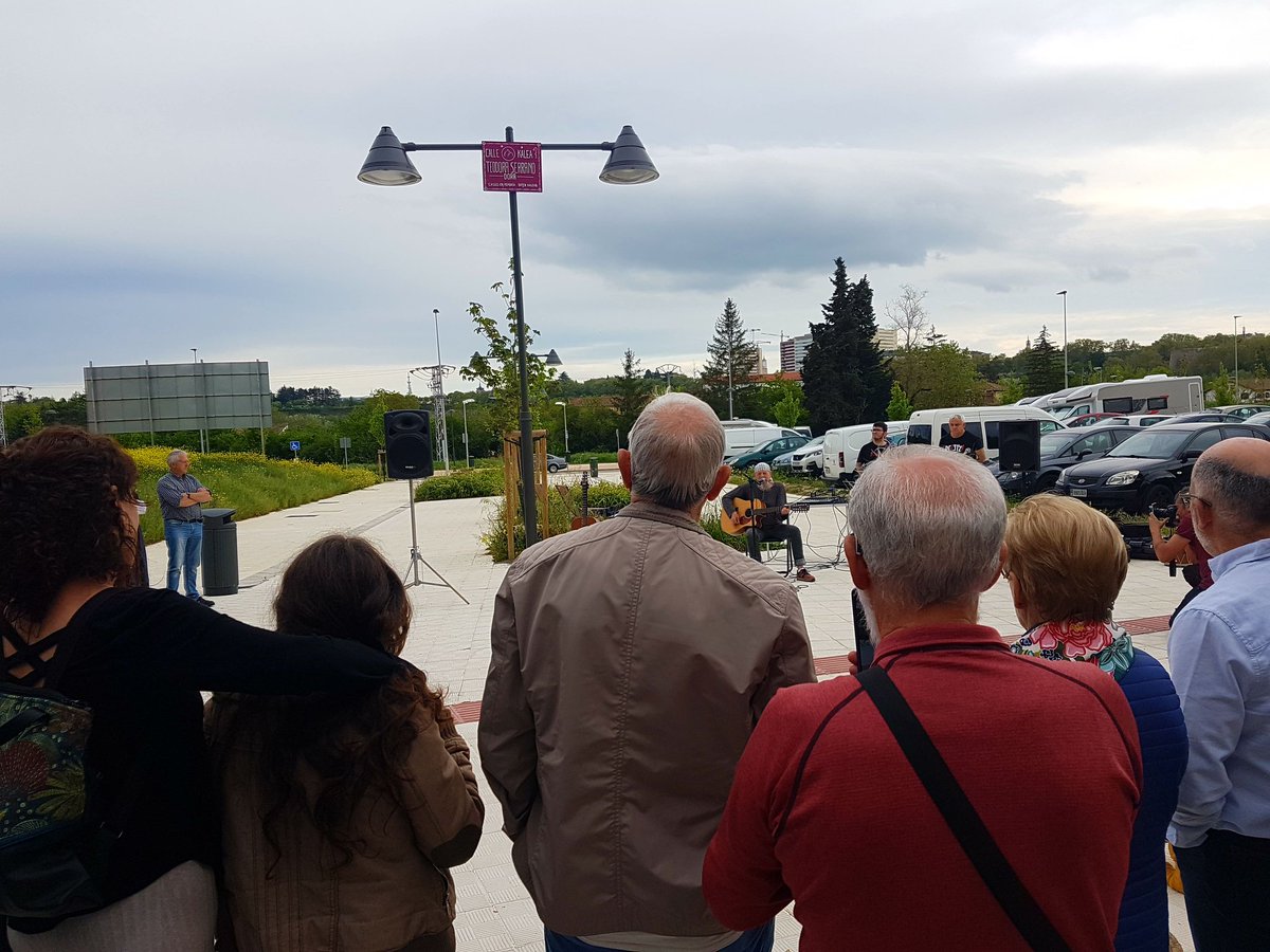 TXauzoekimena's tweet photo. Hoy se ha hecho la inauguración vecinal de la calle Teodora Serrano "Dora", represaliada por el franquismo, con un acto en el que se ha bailado un aurresku de honor a sus familares y ha actuado "El drogas"
#CallesConMemoria
@TxAuzolan
@AhotsaInfo https://t.co/gnHehJ5MIs