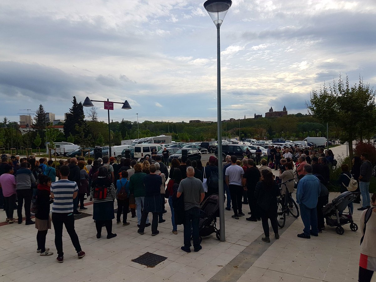 TXauzoekimena's tweet photo. Hoy se ha hecho la inauguración vecinal de la calle Teodora Serrano "Dora", represaliada por el franquismo, con un acto en el que se ha bailado un aurresku de honor a sus familares y ha actuado "El drogas"
#CallesConMemoria
@TxAuzolan
@AhotsaInfo https://t.co/gnHehJ5MIs