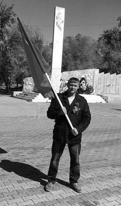 erika_tiramisu's tweet photo. В зоне СВО геройски погиб депутат Верховного Совета Хакасии Дмитрий Иванов. У него остались вдова и пятеро детей.
 
47-летний член КПРФ в 2018 был избран депутатом Верховного Совета Хакасии, он также возглавлял УК «Заря» в Черногорске. В феврале Иванов отправился добровольцем в зону спецоперации, служил в ЧВК «Вагнер». «Геройски погиб при исполнении воинского долга. У него остались вдова и пятеро детей», — сообщил глава Хакасии.