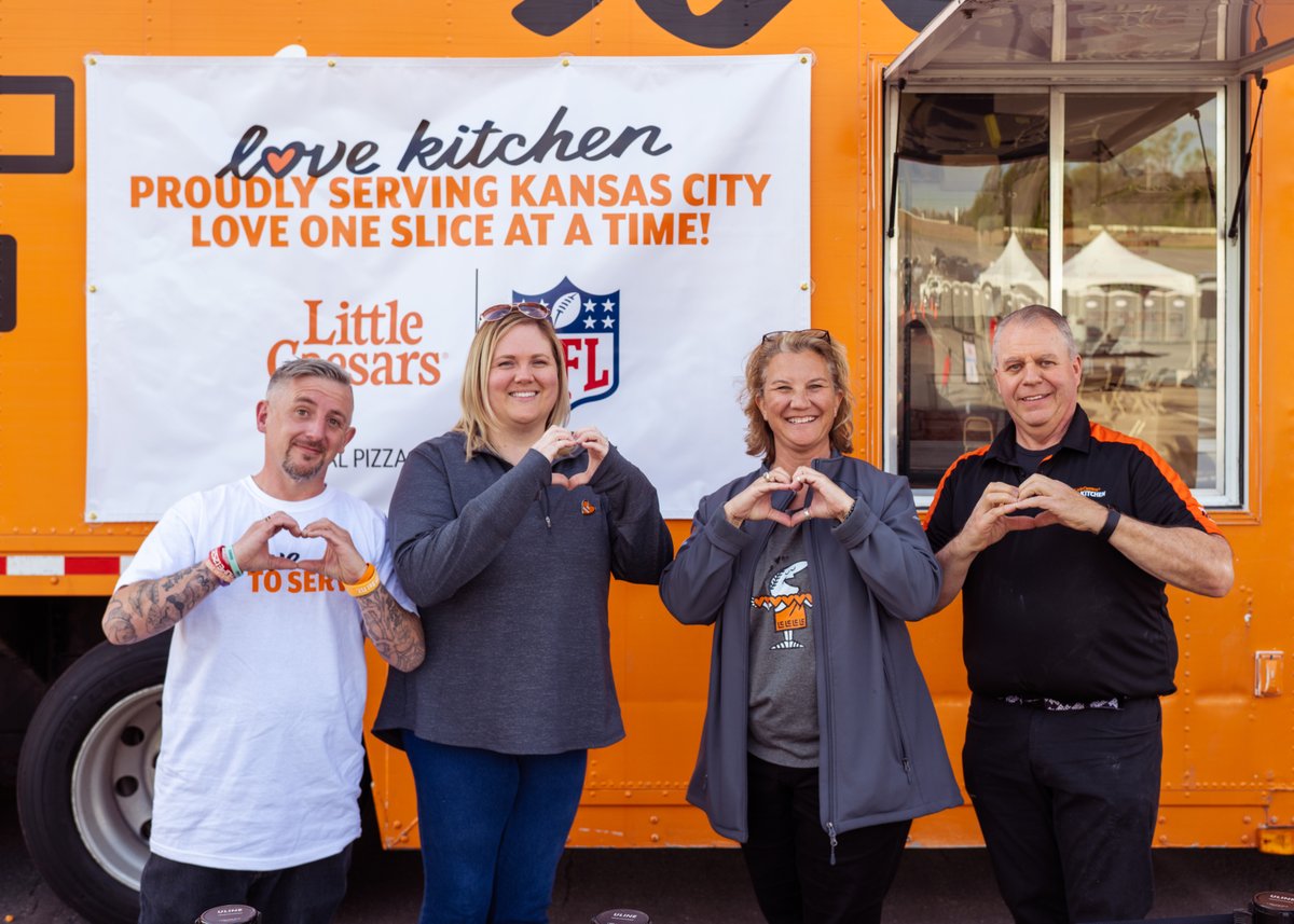 littlecaesars's tweet photo. On Sunday, our Love Kitchen truck teamed up with @bwforg and @NFL in Kansas City ahead of the #NFLDraft. We couldn't be prouder to continue our mission of fighting hunger one slice at a time. Thank you to everyone who joined us!π π #LoveKitchen #NFLDraft https://t.co/6MrG6SEUEW