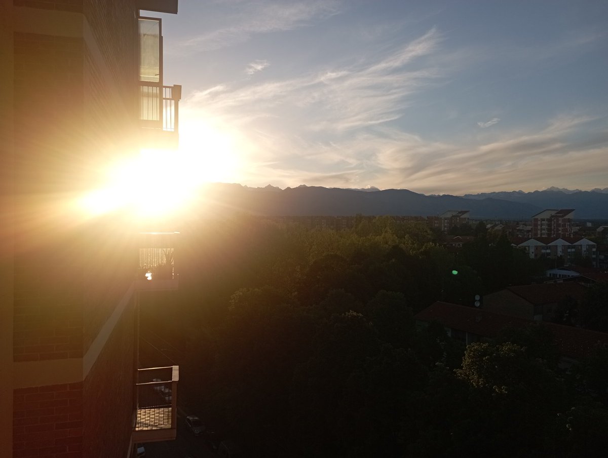Trimani1977's tweet photo. Cominciano i tramonti meravigliosi che io amo guardare dalla mia finestra finché il sole non scompare 😍❤️. Buon fine #25aprile e buona a serata a tutti! 👋👋👋
#LeVallette #torino #tramonto #sunset #meraviglia #sky #skyline #primavera #primaveraestate #primavera2023 https://t.co/hJpJnfX2W9
