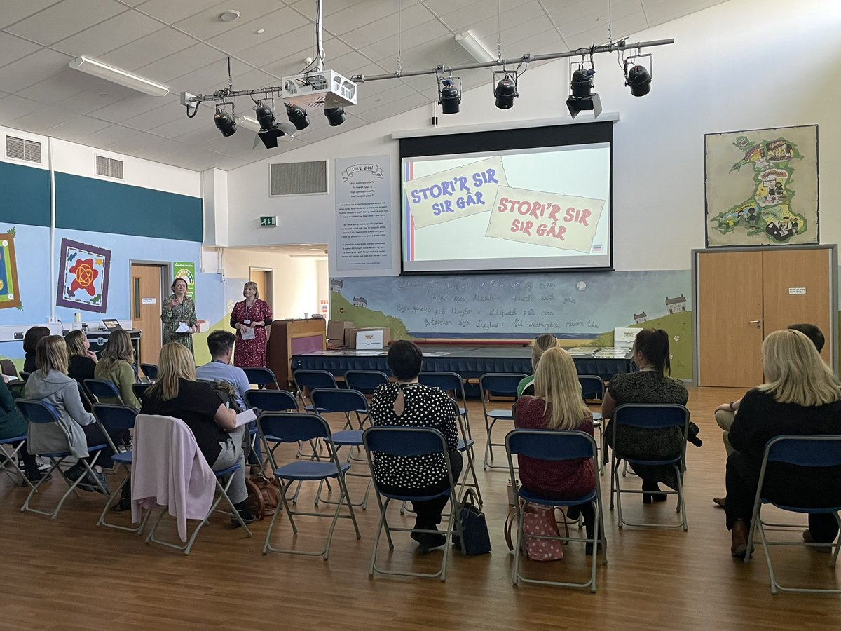 YGBrynsierfel's tweet photo. Diolch i @PartneriaethREC a @cispmultimedia am y campwaith hwn! ‘Stori’r Sir’; pecyn i ysgolion Sir Gâr, i hybu datblygiad Cwricwlwm yng Nghymru, i Gymru. Pleser oedd cael bod yn rhan o’r lansiad swyddogol. 🏴󠁧󠁢󠁷󠁬󠁳󠁿 @LlC_Addysg https://t.co/gNK9ylXrxO