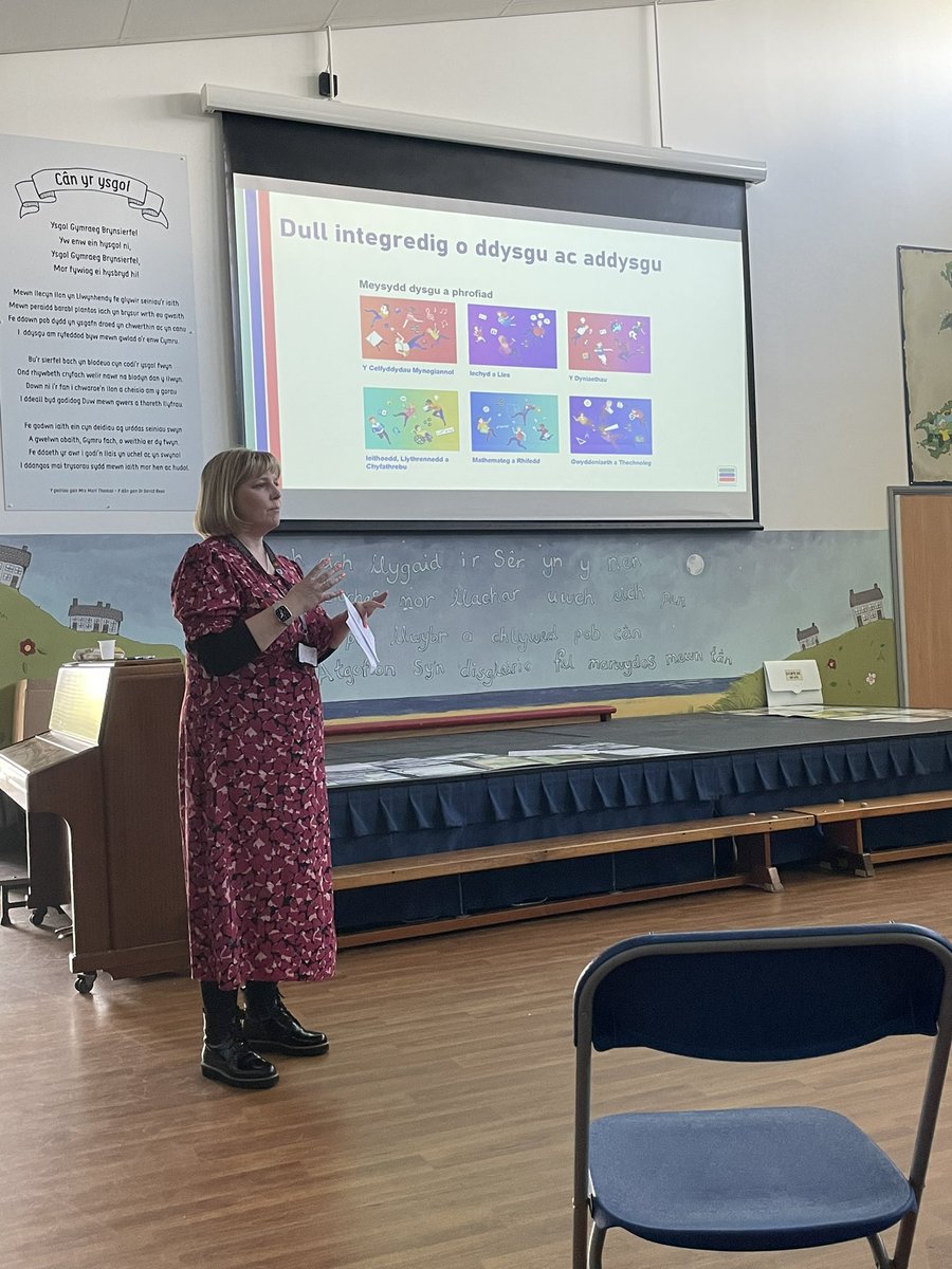 YGBrynsierfel's tweet photo. Diolch i @PartneriaethREC a @cispmultimedia am y campwaith hwn! ‘Stori’r Sir’; pecyn i ysgolion Sir Gâr, i hybu datblygiad Cwricwlwm yng Nghymru, i Gymru. Pleser oedd cael bod yn rhan o’r lansiad swyddogol. 🏴󠁧󠁢󠁷󠁬󠁳󠁿 @LlC_Addysg https://t.co/gNK9ylXrxO