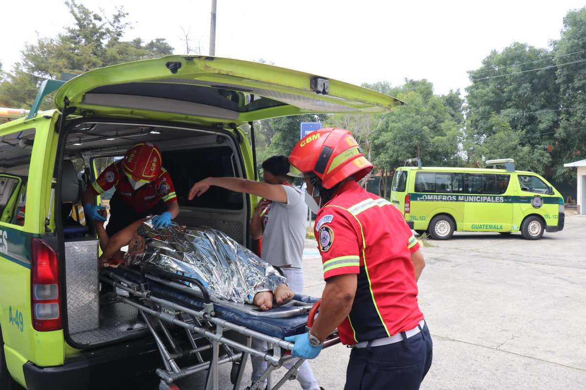juanVictorCas1's tweet photo. #Actualización ENCARGADA DE COMEDOR HERIDA DURANTE DISPAROS. Brenda Leticia Hernández de 42 años resultó herida durante un ataque armado en el interior de un comedor en cercanías del mercado el milagro, zona 6 de #Mixco #cbm la trasladan al hospital Roosevelt. En desarrollo https://t.co/7IiWwsdS5G