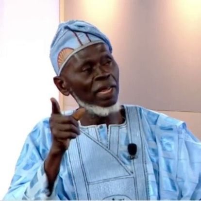EleyiLagos's tweet photo. Lamidi Apapa doesn't want Cr!minal Mr. Peter Obi to destroy Labour Party that's why he is telling Tribunal to dismiss all the cases against Tinubu. 

Lamidi Apapa is a Hero, kindly show him love by Retweeting. ❤️ https://t.co/stUE9x0nnA