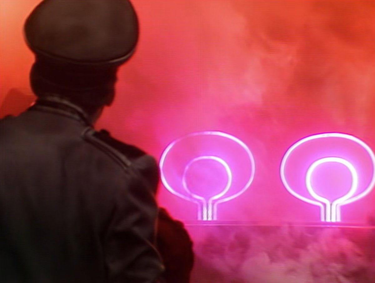 JoeSiegler's tweet photo. #DoctorWhoMarathon Ep 665 - Paradise Towers 2/4 (Serial 7E Story 146) - 12 Oct 1987 #DoctorWho 2/2
the cleaners theme tune. Most of the running around in this ep seems pointless. Never understood why the Chief Caretaker wanted to kill the Great Architect. #BuildHighForHappiness https://t.co/t8dV6KE5iL