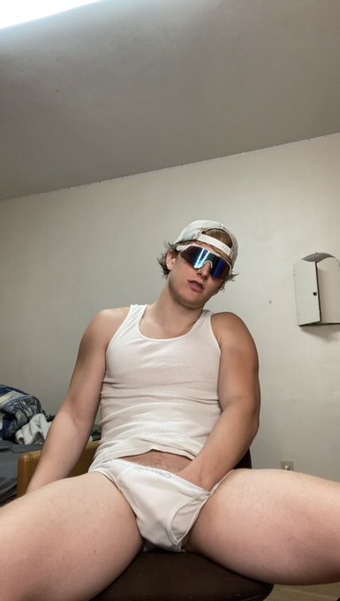 Could you give me a hand? 😝 https://t.co/5YcxpFY0Lp