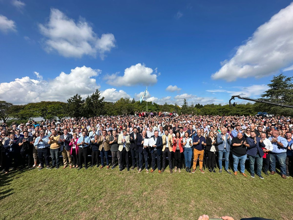 gtoselli1's tweet photo. UNIDOS PARA CAMBIAR SANTA FE 🤜🤛
#PartidoGEN @partidogenSF https://t.co/HTQZqeVgGk