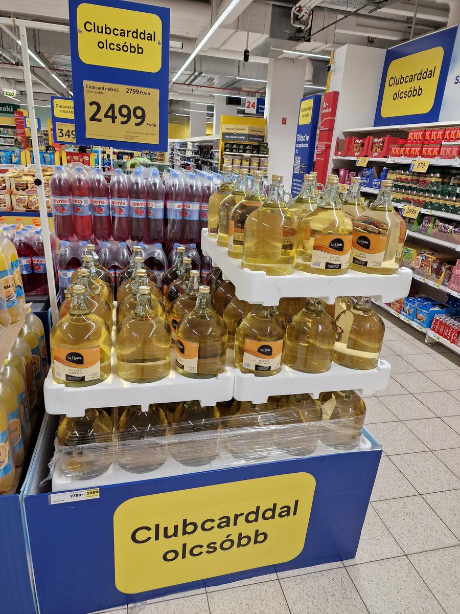LSaxtrup's tweet photo. I Sverige blir folk skitnödiga när det diskuteras gårdsförsäljning medans man i Ungern obehindrat köper 5liters flaskor med vin (10%) till extra pris på motsvarigheten till ICA. https://t.co/dWsiLExLkl