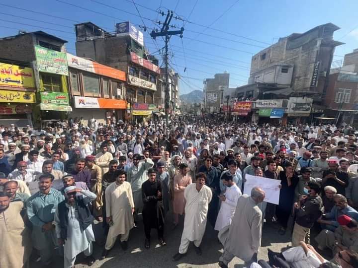 Tajdarilahi's tweet photo. یہ سوات ہے جہاں عید کے چوتھے دن عوام ریاست سے اپنے لئے اور سوات آنے والے مہمان سیاحوں کیلئے امن مانگ رہے۔
یہ لوگ امن پسند ہے اپنے علاقے میں کسی قسم کی دھشت گردی کو برداشت کرنے کیلئے تیار نہیں ہے۔
ویلڈن سوات اولس ✌️✌️

#سوات 
#DGISPR 
#AsimMunir https://t.co/RB4QVBX7pE