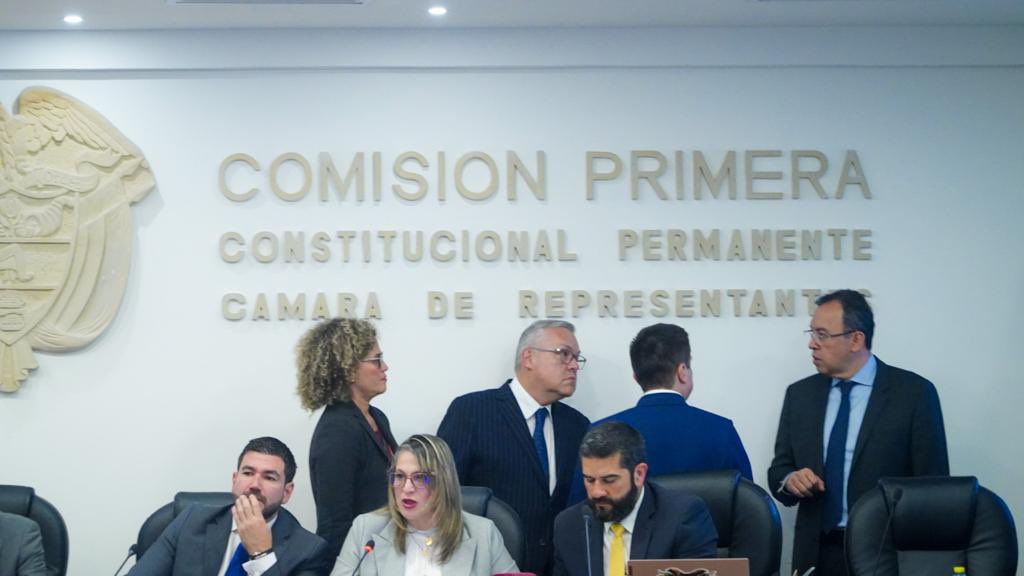 Aprobada en @ComisionPrimera de <a href="/CamaraColombia/">Cámara de Representantes de Colombia</a>, en quinto debate, el acto legislativo que crea la Jurisdicción Agraria y Rural con la cuál se busca resolver los conflictos de la ruralidad y pagar una deuda histórica con el campesinado. Vamos hacia la #PazTotal