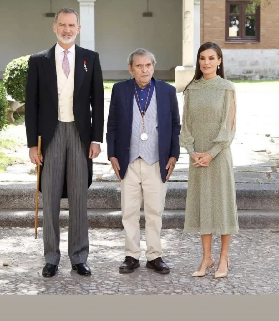 LiborioGuarulla: LA ÚNICA CADENA BUENA. Lo mejor que nos ha pasado a los venezolanos en los últimos días  es el Premio Cervantes al poeta y profesor universitario Rafael Cadenas quien no dudó en decir en el acto de premiación: no se olviden de la democra…