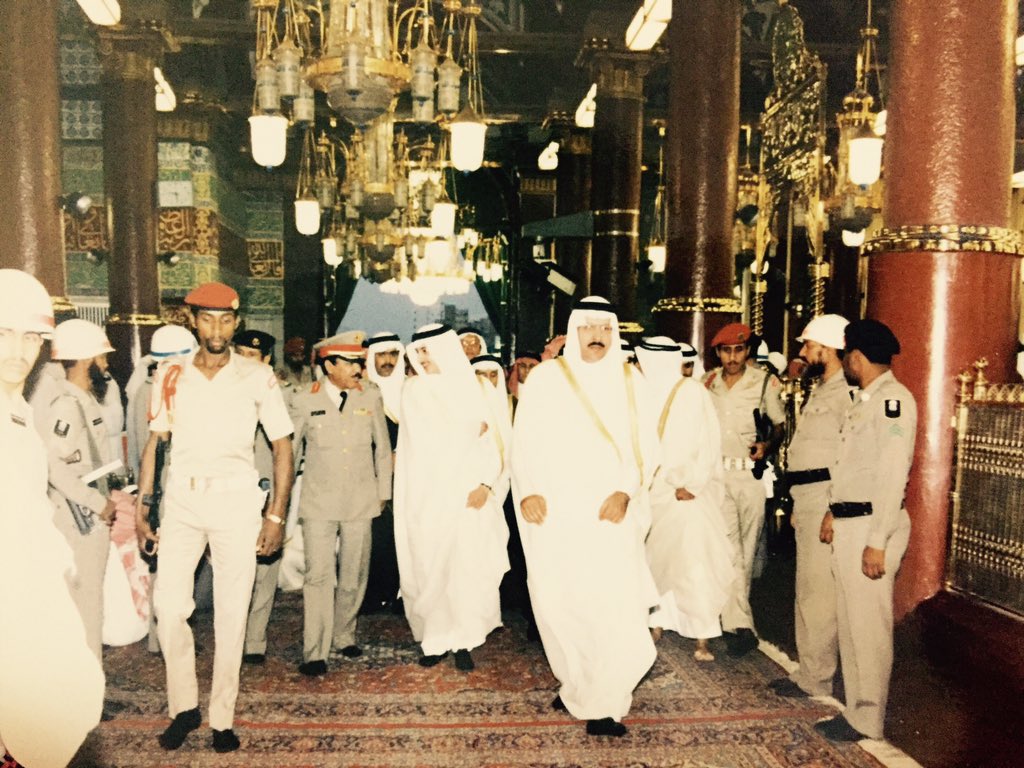 eyass4u's tweet photo. من الذاكرة #عيد_الفطر
في #المدينة_المنوزة عام ١٤٠٨هـ قبل ٣٦ سنه
👇🏼
الأمير #عبدالمجيد_بن_عبدالعزيز "رحمه الله"
أمير #المدينة حينها يرافقه ابنه الأمير فيصل
مؤديا #صلاه_العيد في #المسجد_النبوي 
ويستقبل المعايدين  ويلاحظ لون سواري
الحرم النبوي القديم باللون الأحمر
#أبو_شيهانة #ارشيفي https://t.co/J8nHfUkgtb