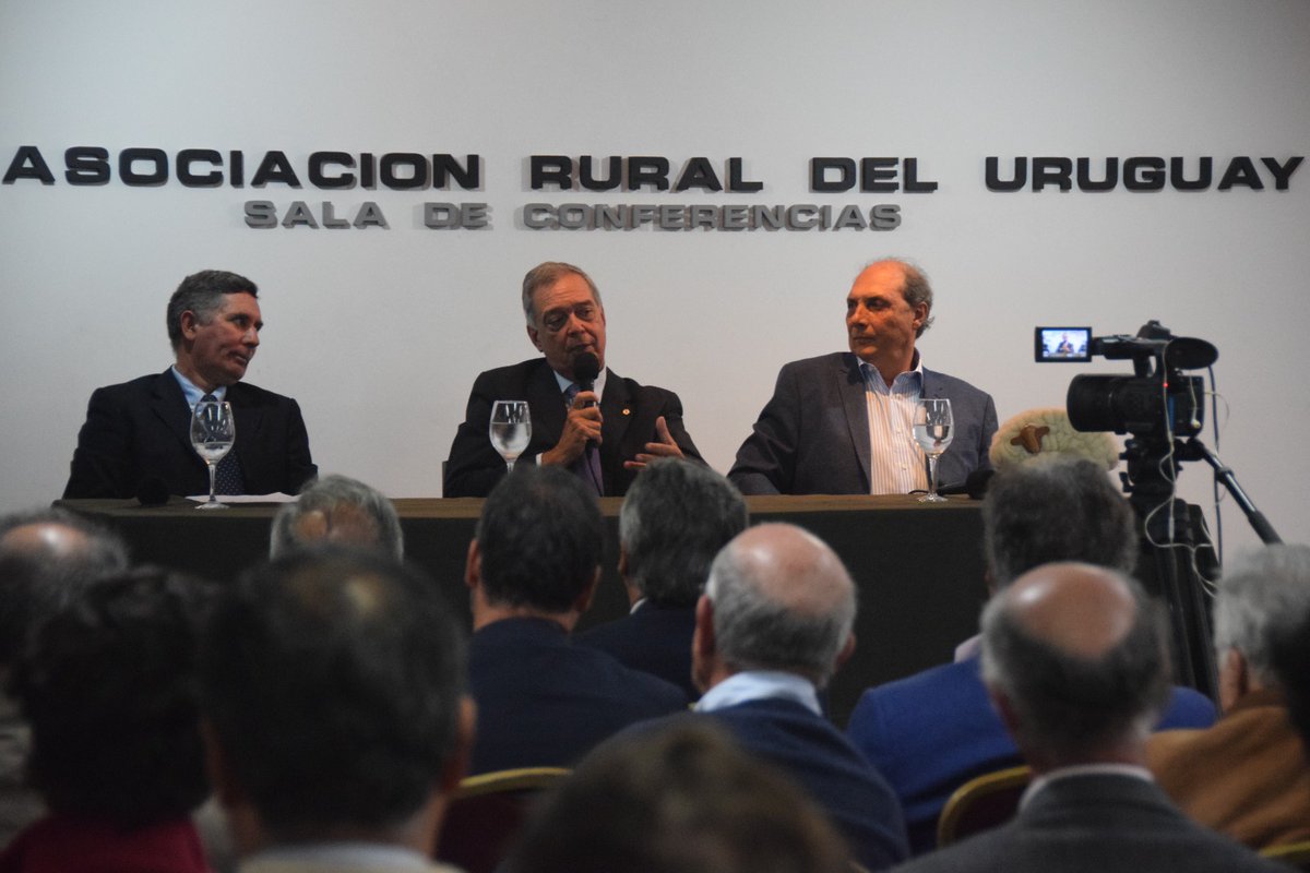 SUL_uy's tweet photo. #hoy se realizó en la Rural del Prado  la bienvenida a la nueva Junta Directiva con Alfredo Fros como nuevo presidente. La actividad contó con la presencia del ministro de @MGAPUruguay así como de autoridades y representantes de organizaciones asociadas a la cadena ovina nacional https://t.co/eAu55a0Vtu