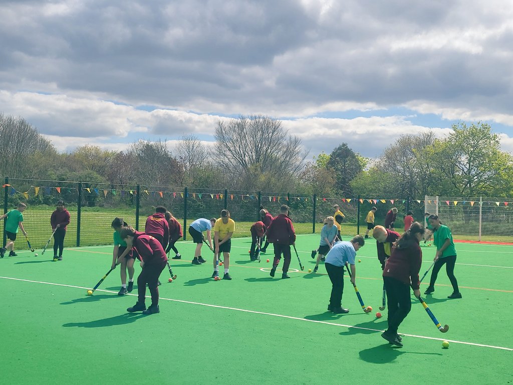 ScargillJunior's tweet photo. 6K enjoyed their Hockey Session with Matt Maltby today. 

They all demonstrated our school values: perseverance, respect, aspiration, independence, sensitivity and enthusiasm. https://t.co/Bx9dN92aih