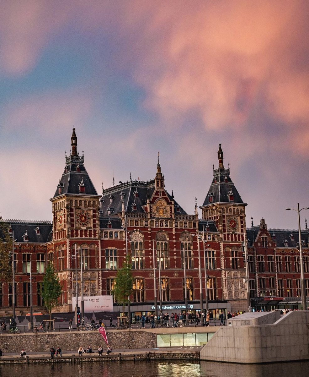 AmsterdamNL's tweet photo. 🌇😍 Amsterdam Centraal tijdens de zonsondergang. 

📸: Nora Maria https://t.co/ewnSqSgSrW