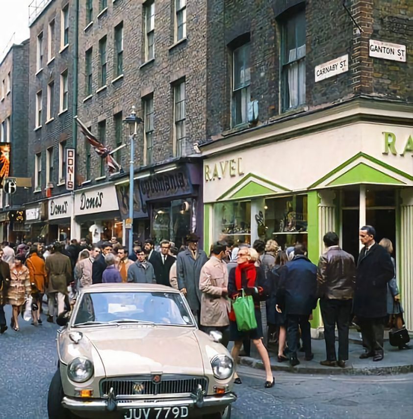 Carnaby Street, London in the 1960s when it was the place to be seen for the fashion. @LondonHistorian @S_LondonHistory @HistoryLondon