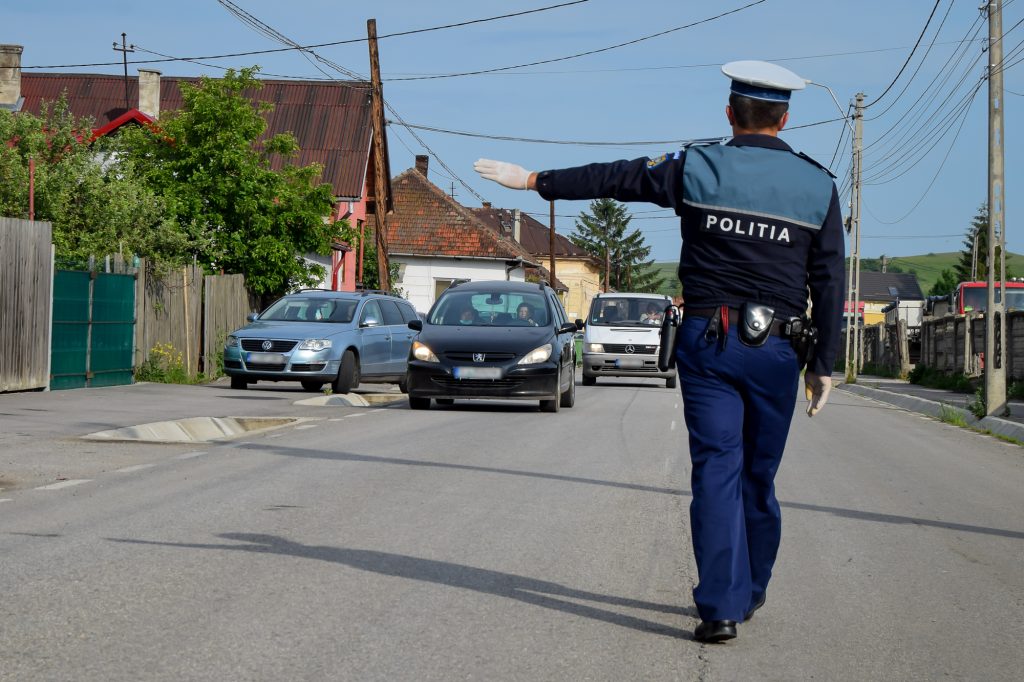 libertatea's tweet photo. Un șofer din Constanța a lovit un polițist, iar pe un altul l-a mușcat de deget, în timp ce era dus la spital pentru probe biologice
Citiți aici: https://t.co/sR4GQU8Ypn
#ştiri #știriromânia #codulrutier #polițiaromână #politiarutiera #stiriconstanta https://t.co/hhXElqengK