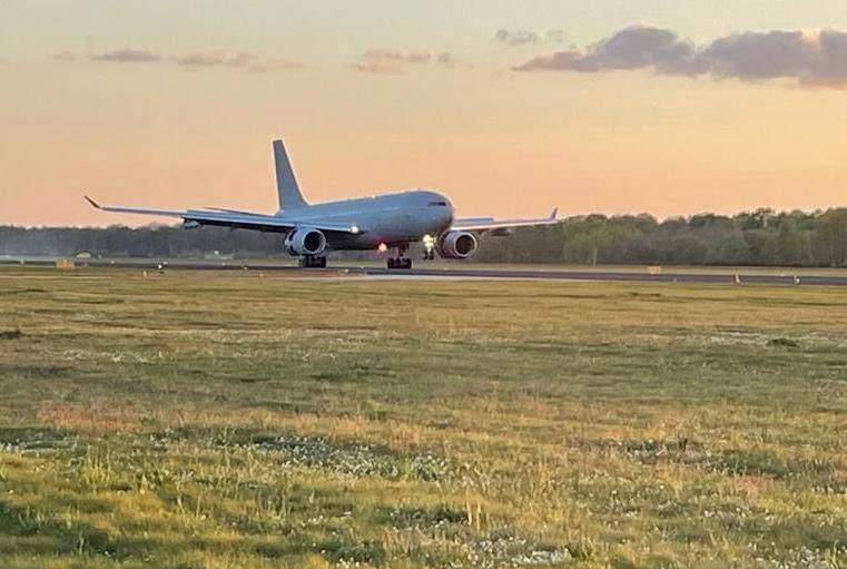 De vlucht uit Jordanië met aan boord 104 evacués is zojuist geland in Eindhoven. Ontzettend fijn dat deze mensen nu veilig in Nederland zijn. Zij hebben in Soedan een hele zware tijd gehad en krijgen de komende tijd de hulp en opvang die ze nodig hebben. 1/2