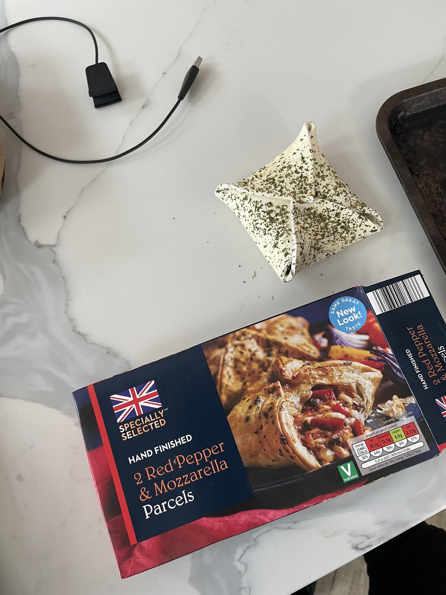 GinTom85's tweet photo. @AldiUK just opened this packet to find only one parcel? Quality control seems to be lacking https://t.co/HrMdlbLwDc