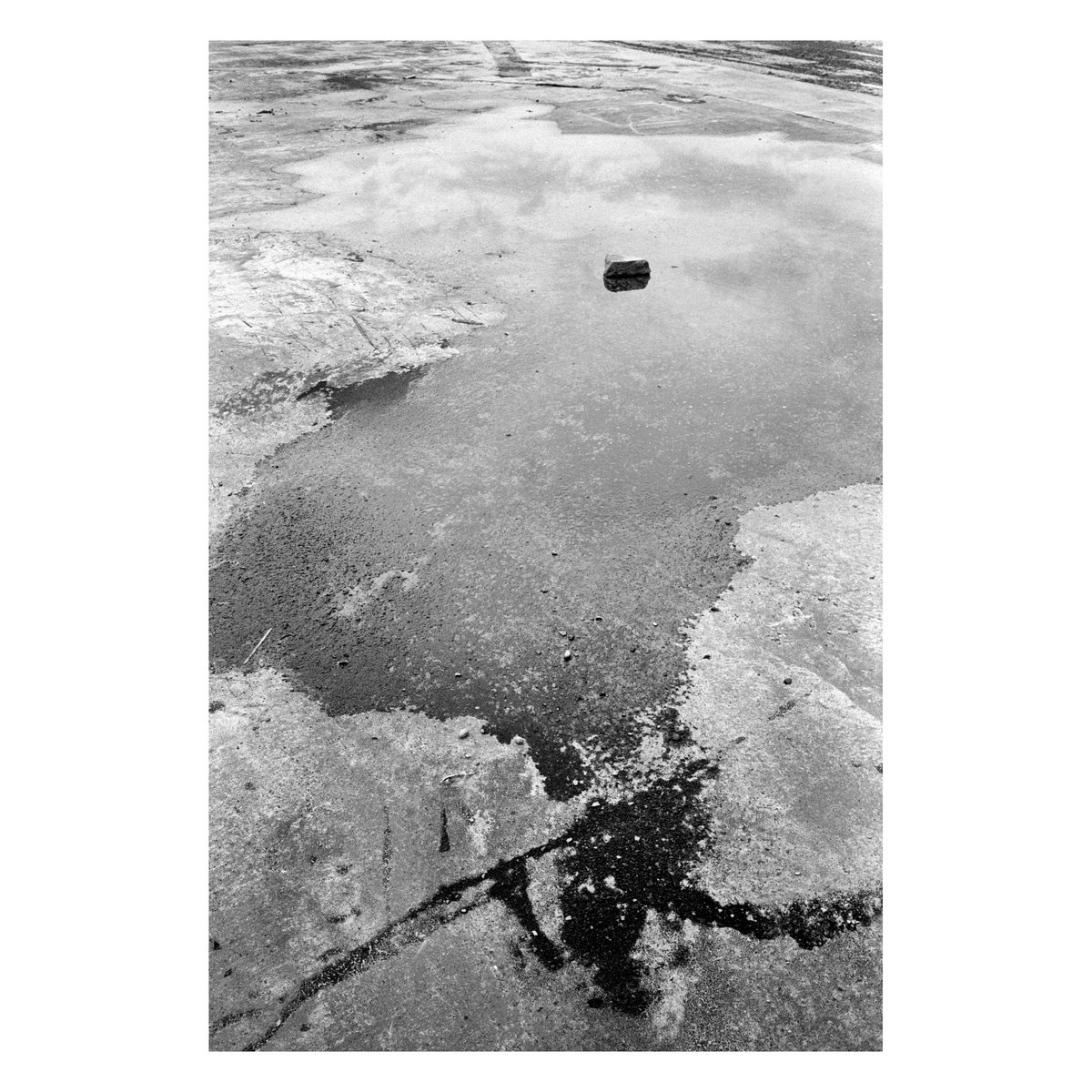 mcg1701's tweet photo. Abandoned Car Park Texture, Manchester

📷: @Leica_UK M4
🎞️: @ILFORDPhoto HP5 Plus

#carpark #manchester #texture #abandoned #gravel #puddle #filmphotography #filmisnotdead #ilfordhp5 #blackandwhite #leica #blackandwhitephotography #shotonfilm #analogphotography #analog https://t.co/RVSmGx0XeH