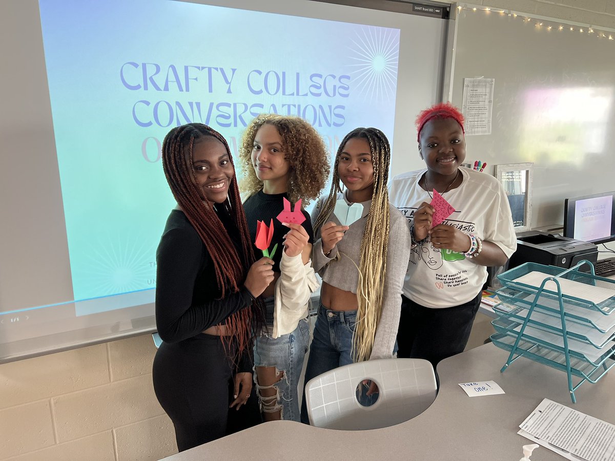 MissScottGU's tweet photo. Yet another great session of Crafty College Conversations: Origami Edition! If you missed out stop by the room on Thursday for round 2 🥳 #GEARUPworks https://t.co/QmCVooNlaB