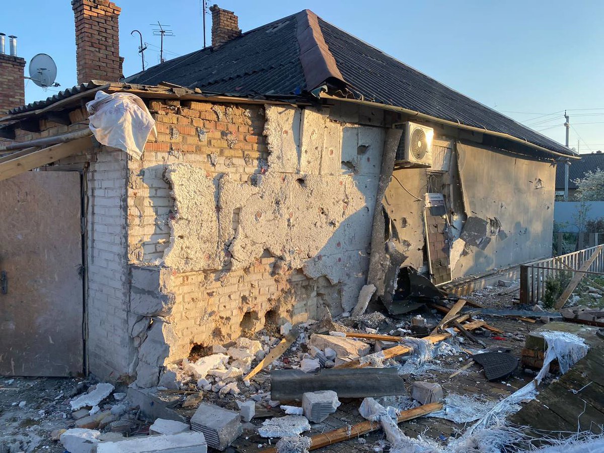 TWMCLtd's tweet photo. Two women aged 64 and 77 years old, have been injured in #Dnipropetrovsk region.

#Russia attacked the village of #Marhanets by the river where 8 private houses and many farm buildings were destroyed. Gas and power lines were damaged.

Nearby #Nikopol was also hit but less damage https://t.co/iMzLDObkBF